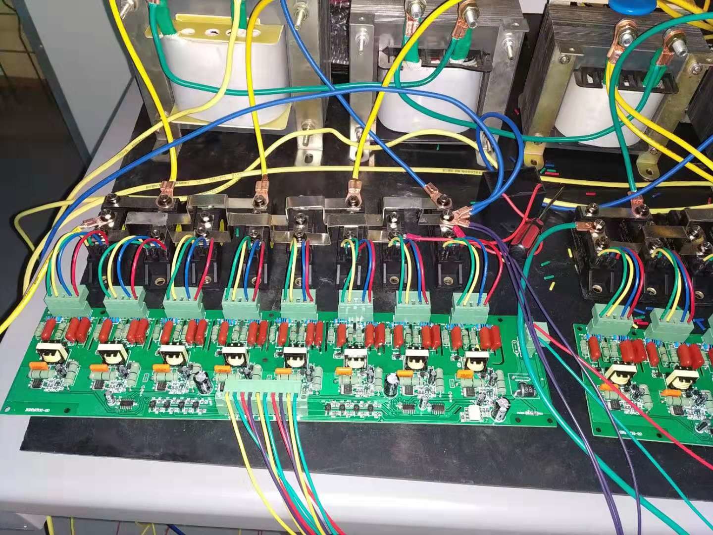 R&D van Voltagestabilisator Zonder contact