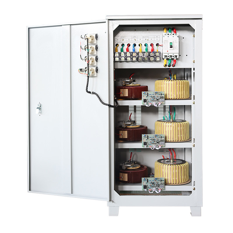 Fabrieksverkoop Driefasig Spanningsstabilisator 40KVA Driefasig Servo AVR Automatische Spanningsregelaar 380V 415V 400V
